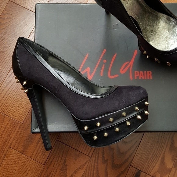𝅺wild pair black heels with spikes. - Picture 1 of 8